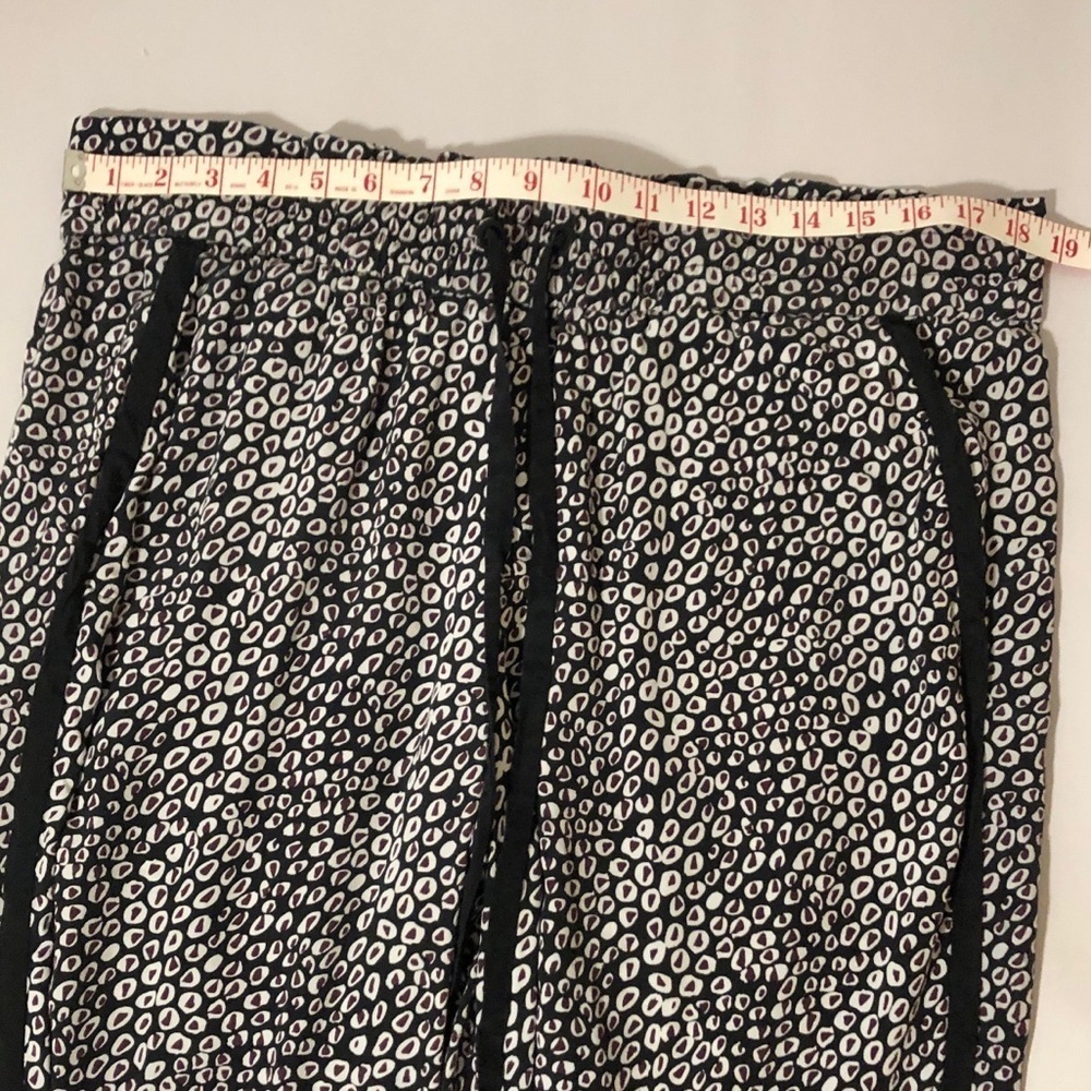 Diane Von Furstenberg 100% Silk Patterned Drawstring Capri Pants Size Medium - Picture 5 of 10